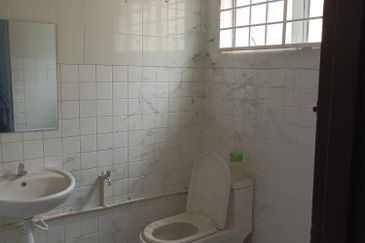 Klang Jalan Meru - 3 Storey Shop Office - Endlot - Near to LRT3 station - For Sales