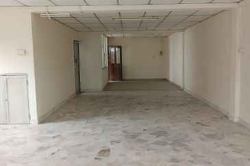 Klang Jalan Meru - 3 Storey Shop Office - Endlot - Near to LRT3 station - For Sales