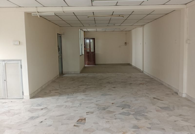 Klang Jalan Meru - 3 Storey Shop Office - Endlot - Near to LRT3 station - For Sales