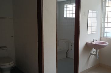 Klang Jalan Meru - 3 Storey Shop Office - Endlot - Near to LRT3 station - For Sales