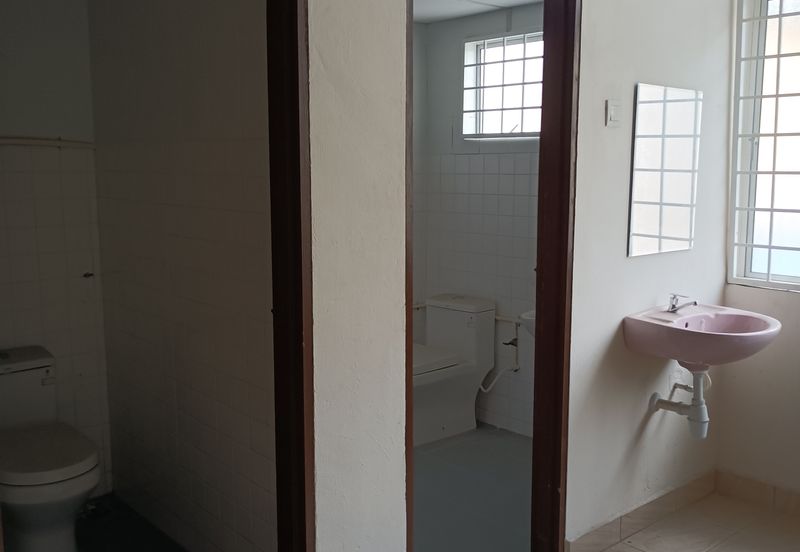 Klang Jalan Meru - 3 Storey Shop Office - Endlot - Near to LRT3 station - For Sales