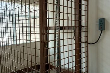 Klang Jalan Meru - 3 Storey Shop Office - Endlot - Near to LRT3 station - For Sales