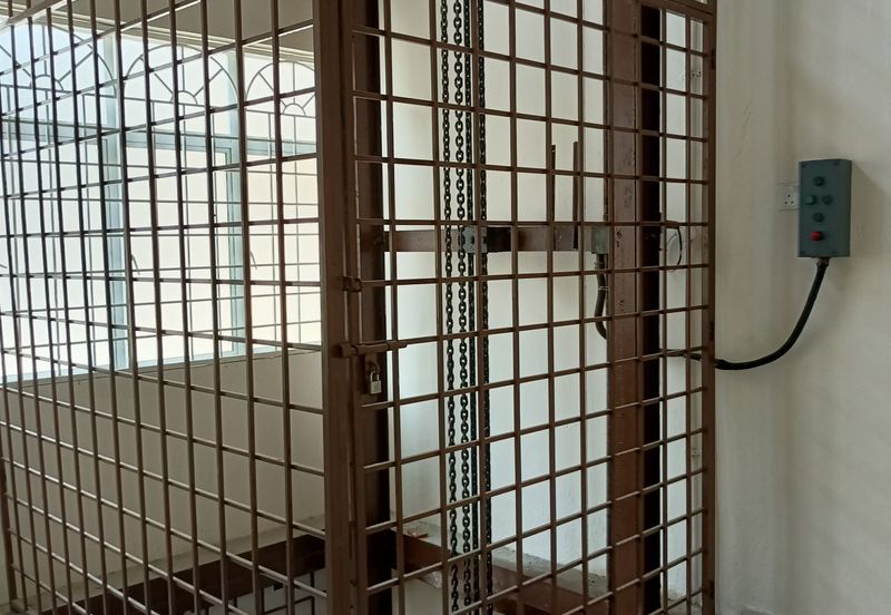 Klang Jalan Meru - 3 Storey Shop Office - Endlot - Near to LRT3 station - For Sales