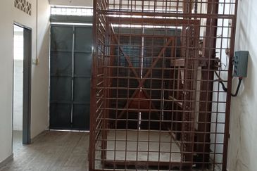 Klang Jalan Meru - 3 Storey Shop Office - Endlot - Near to LRT3 station - For Sales