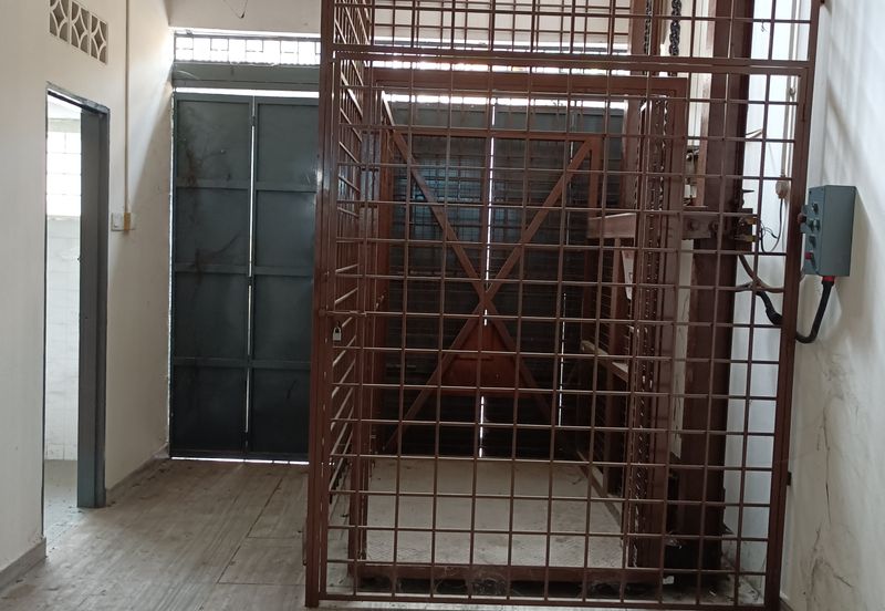 Klang Jalan Meru - 3 Storey Shop Office - Endlot - Near to LRT3 station - For Sales