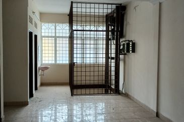 Klang Jalan Meru - 3 Storey Shop Office - Endlot - Near to LRT3 station - For Sales