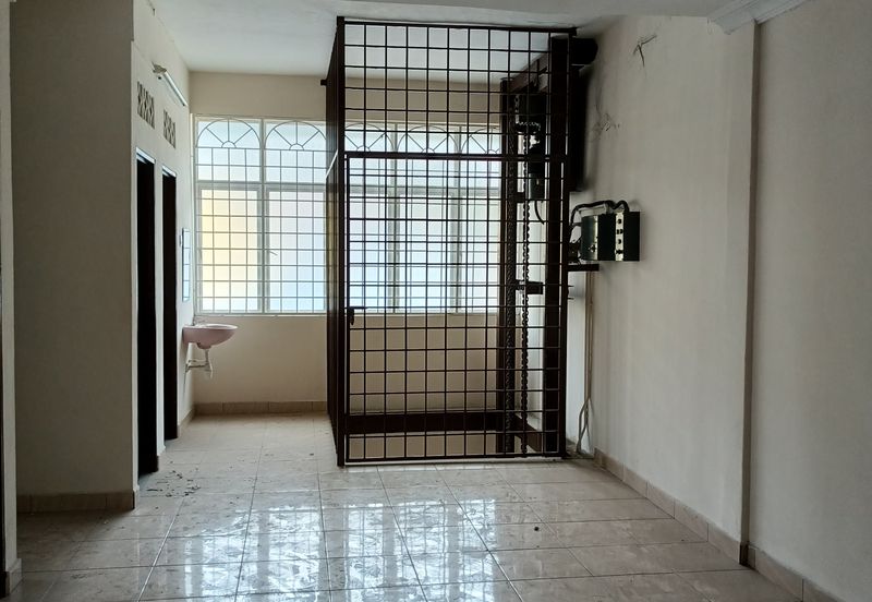 Klang Jalan Meru - 3 Storey Shop Office - Endlot - Near to LRT3 station - For Sales