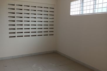 Klang Jalan Meru - 3 Storey Shop Office - Endlot - Near to LRT3 station - For Sales