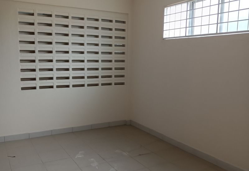 Klang Jalan Meru - 3 Storey Shop Office - Endlot - Near to LRT3 station - For Sales