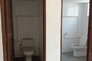 Klang Jalan Meru - 3 Storey Shop Office - Endlot - Near to LRT3 station - For Sales