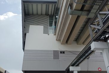 Klang Jalan Meru - 3 Storey Shop Office - Endlot - Near to LRT3 station - For Sales