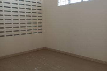 Klang Jalan Meru - 3 Storey Shop Office - Endlot - Near to LRT3 station - For Sales