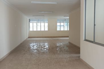 Klang Jalan Meru - 3 Storey Shop Office - Endlot - Near to LRT3 station - For Sales