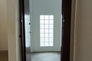 Klang Jalan Meru - 3 Storey Shop Office - Endlot - Near to LRT3 station - For Sales