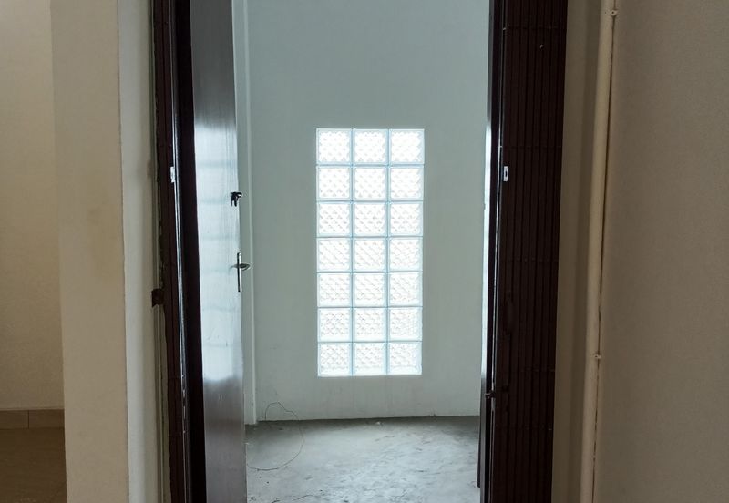 Klang Jalan Meru - 3 Storey Shop Office - Endlot - Near to LRT3 station - For Sales