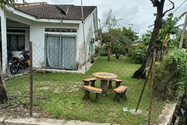 Telok Panglima Garang - Taman Dato Hormat - Single Storey Corner House - For Sales