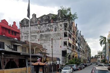 Klang - Jalan Pulau Pinang - Off Jalan Meru - 4.5 storey corner shop office with lift - For Sales