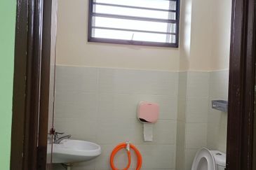 Klang - Kampong Delek - Taman Udang Cendana - Townhouse - Ground Floor - For Sales