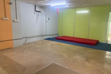 KLANG - BEHIND KLANG PARADE - SERI PELANGI SHOP - GROUND FLOOR - TO LET