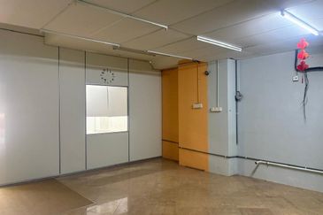 KLANG - BEHIND KLANG PARADE - SERI PELANGI SHOP - GROUND FLOOR - TO LET
