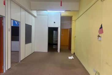 KLANG - BEHIND KLANG PARADE - SERI PELANGI SHOP - GROUND FLOOR - TO LET