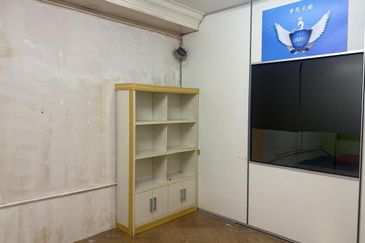 KLANG - BEHIND KLANG PARADE - SERI PELANGI SHOP - GROUND FLOOR - TO LET