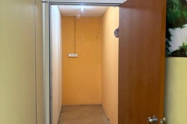 KLANG - BEHIND KLANG PARADE - SERI PELANGI SHOP - GROUND FLOOR - TO LET