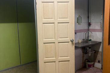 KLANG - BEHIND KLANG PARADE - SERI PELANGI SHOP - GROUND FLOOR - TO LET