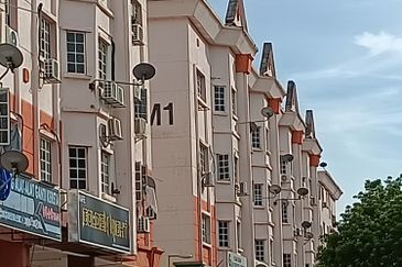 KLANG - BEHIND KLANG PARADE - SERI PELANGI SHOP - GROUND FLOOR - TO LET