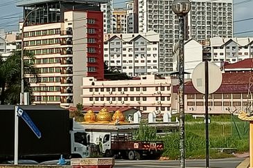 KLANG - BEHIND KLANG PARADE - SERI PELANGI SHOP - GROUND FLOOR - TO LET