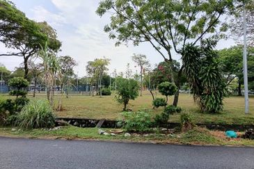 Shah Alam - Taman Alam Megah - 2 storey endlot - opposite field - For Sales
