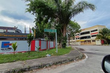 Shah Alam - Kota Kemuning - 1.5 storey intermediate Terrace Factory - with full extension to back - To let