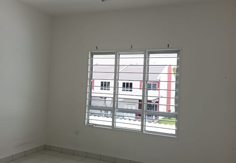 Klang - Bandar Bukit Raja - Inang Rumah Bandar - Townhouse - Upper Level - To Let
