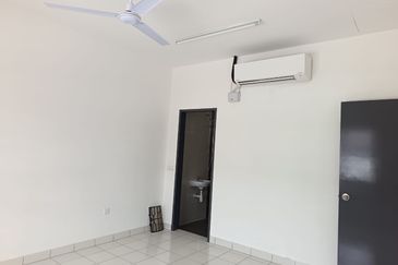 Klang - Bandar Bukit Raja - Inang Rumah Bandar - Townhouse - Upper Level - To Let