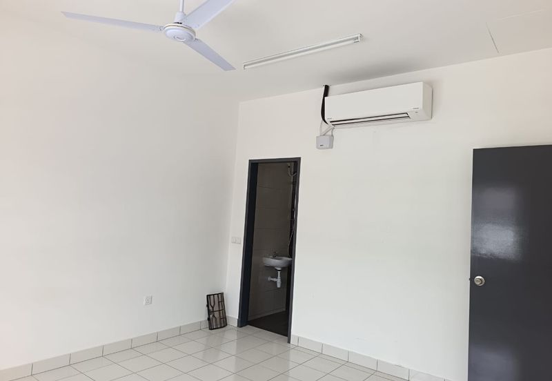 Klang - Bandar Bukit Raja - Inang Rumah Bandar - Townhouse - Upper Level - To Let