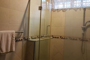 Shah Alam - Seksyen 28 - Taman Alam Megah - 1.5 storey Corner house - Unique design - For Sales