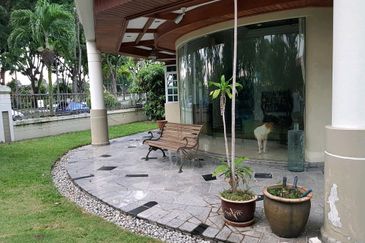 Shah Alam - Seksyen 28 - Taman Alam Megah - 1.5 storey Corner house - Unique design - For Sales