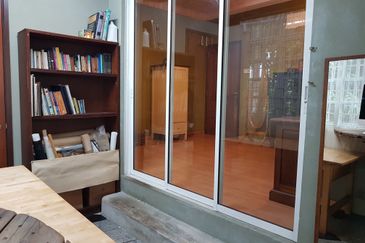 Shah Alam - Seksyen 28 - Taman Alam Megah - 1.5 storey Corner house - Unique design - For Sales