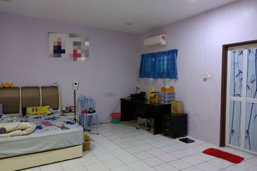Klang - Taman Bayu Perdana - 2 storey intermediate - near to field - FOR SALES