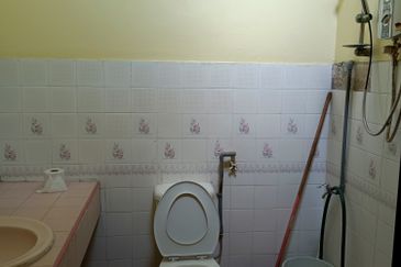 Klang - Taman Bayu Perdana - 2 storey intermediate - near to field - FOR SALES