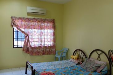 Klang - Taman Bayu Perdana - 2 storey intermediate - near to field - FOR SALES