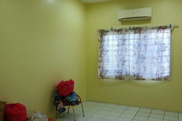 Klang - Taman Bayu Perdana - 2 storey intermediate - near to field - FOR SALES