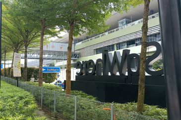 SG BULOH - SQ WHERE - 3.5 storey Retail shop office - With Lift - Walking distance to LRT