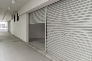 SG BULOH - SQ WHERE - 3.5 storey Retail shop office - With Lift - Walking distance to LRT