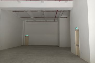 SG BULOH - SQ WHERE - 3.5 storey Retail shop office - With Lift - Walking distance to LRT