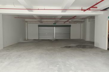 SG BULOH - SQ WHERE - 3.5 storey Retail shop office - With Lift - Walking distance to LRT