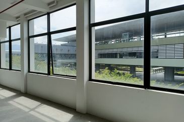 SG BULOH - SQ WHERE - 3.5 storey Retail shop office - With Lift - Walking distance to LRT