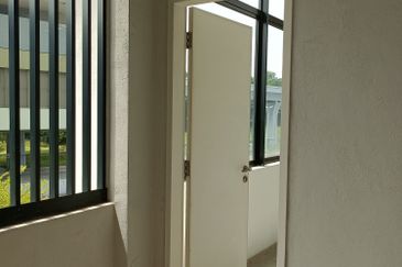 SG BULOH - SQ WHERE - 3.5 storey Retail shop office - With Lift - Walking distance to LRT