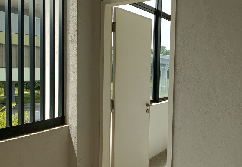 SG BULOH - SQ WHERE - 3.5 storey Retail shop office - With Lift - Walking distance to LRT