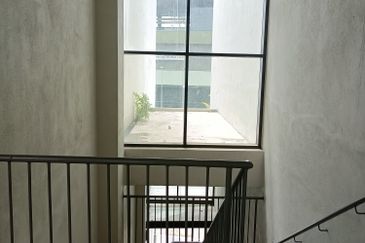 SG BULOH - SQ WHERE - 3.5 storey Retail shop office - With Lift - Walking distance to LRT